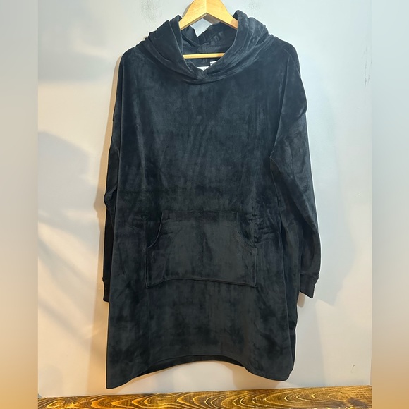 cupcakes & cashmere Tops - Cupcakes and Cashmere Long Hooded Pullover Velour Black Size Medium